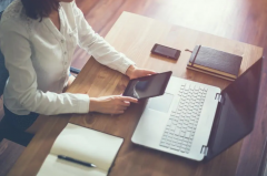 公司注冊成功后，能不能異地經(jīng)營(yíng)？合同只簽名不蓋章，是否有法律效力？ 